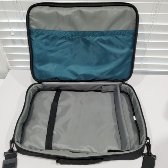 Case Logic Laptop Case Fits Screens Up to 18.4 inch withShoulder Strap VNC-218 - Picture 5 of 15